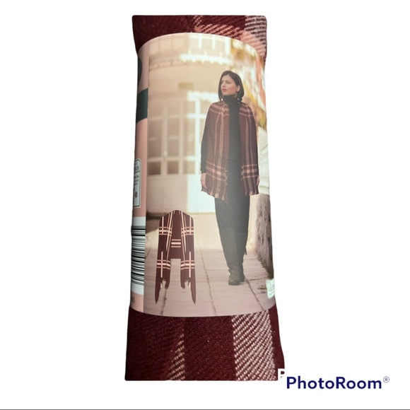 Ladies Scarf Poncho - Picture 10 of 11